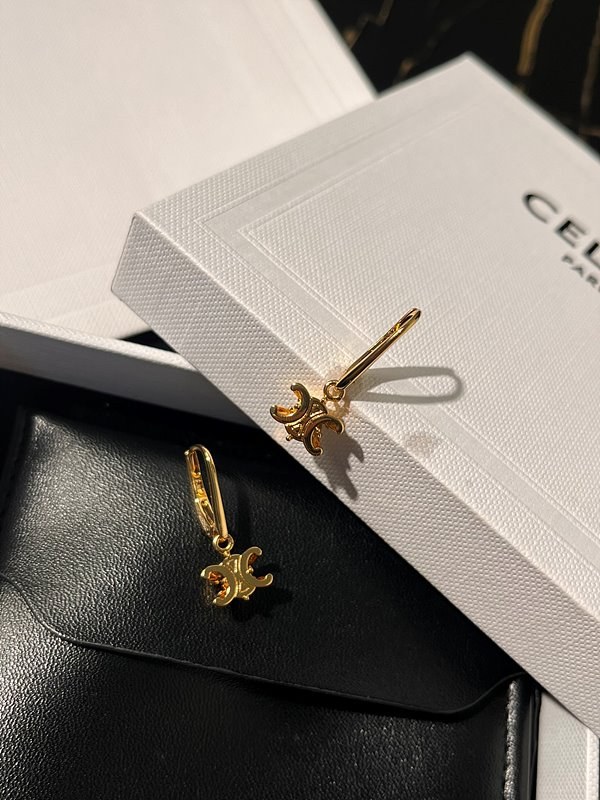 셀린느 트리옹프 솔리테어 귀걸이 [매장가 69만원대]