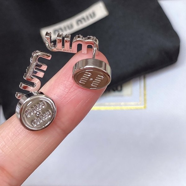 미우미우 크리스털 장식 메탈 귀걸이 [매장가 63만원대]