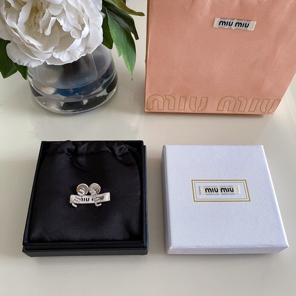 미우미우 크리스털 장식 메탈 귀걸이 [매장가 63만원대]