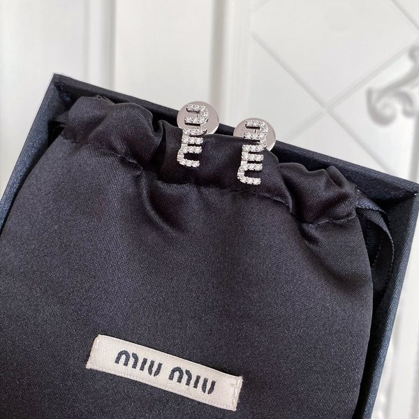 미우미우 크리스털 장식 메탈 귀걸이 [매장가 63만원대]