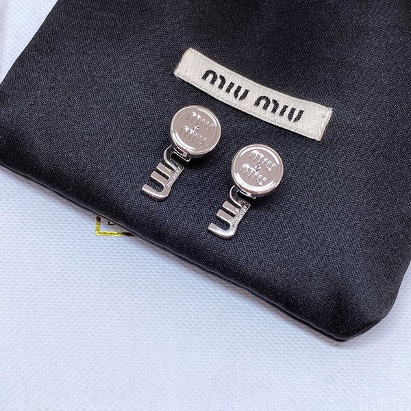 미우미우 크리스털 장식 메탈 귀걸이 [매장가 63만원대]