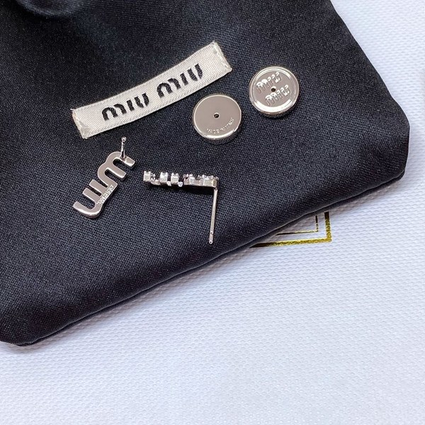 미우미우 크리스털 장식 메탈 귀걸이 [매장가 63만원대]