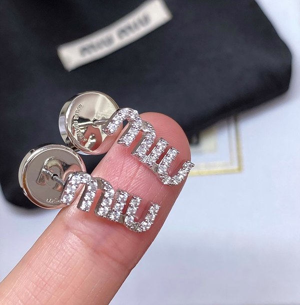 미우미우 크리스털 장식 메탈 귀걸이 [매장가 63만원대]