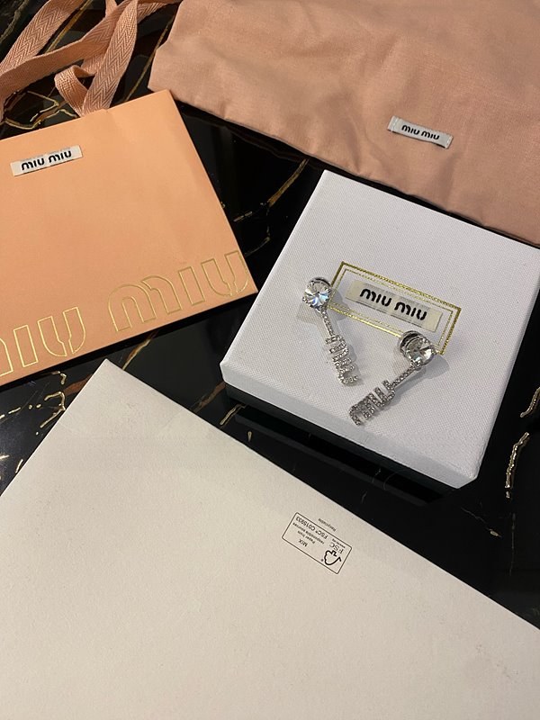 미우미우 크리스털 장식 메탈 귀걸이 [매장가 76만원대]
