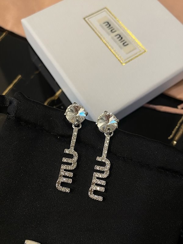 미우미우 크리스털 장식 메탈 귀걸이 [매장가 76만원대]