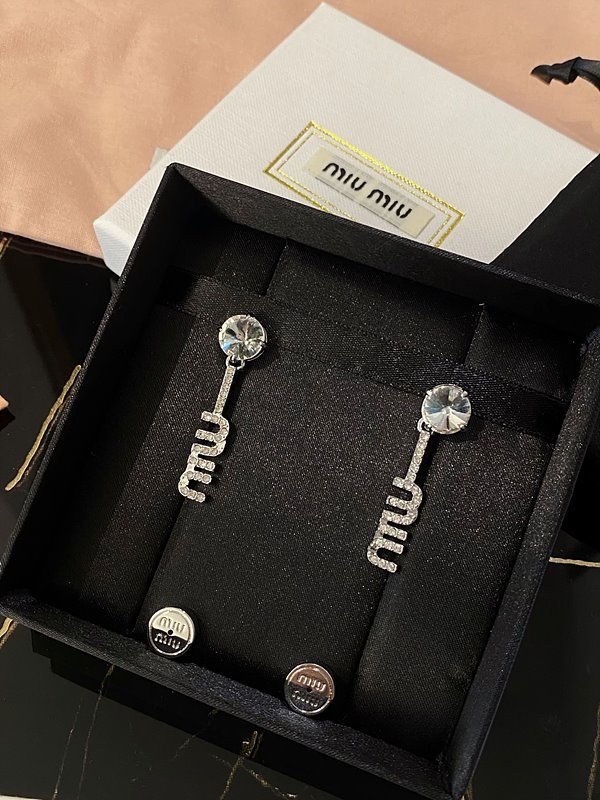 미우미우 크리스털 장식 메탈 귀걸이 [매장가 76만원대]