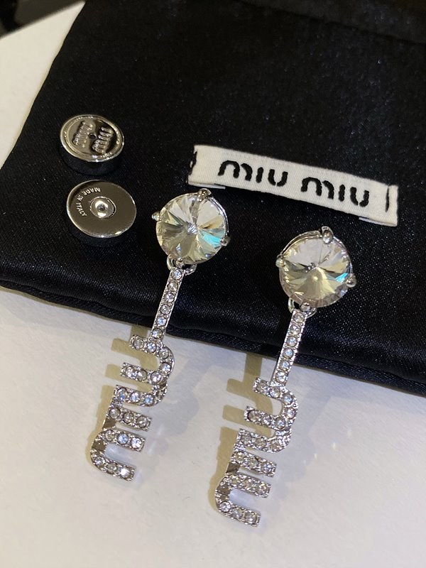 미우미우 크리스털 장식 메탈 귀걸이 [매장가 76만원대]