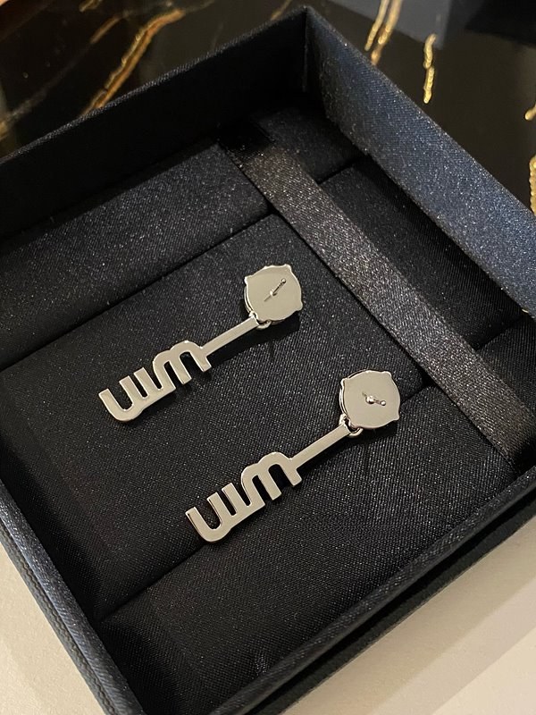 미우미우 크리스털 장식 메탈 귀걸이 [매장가 76만원대]