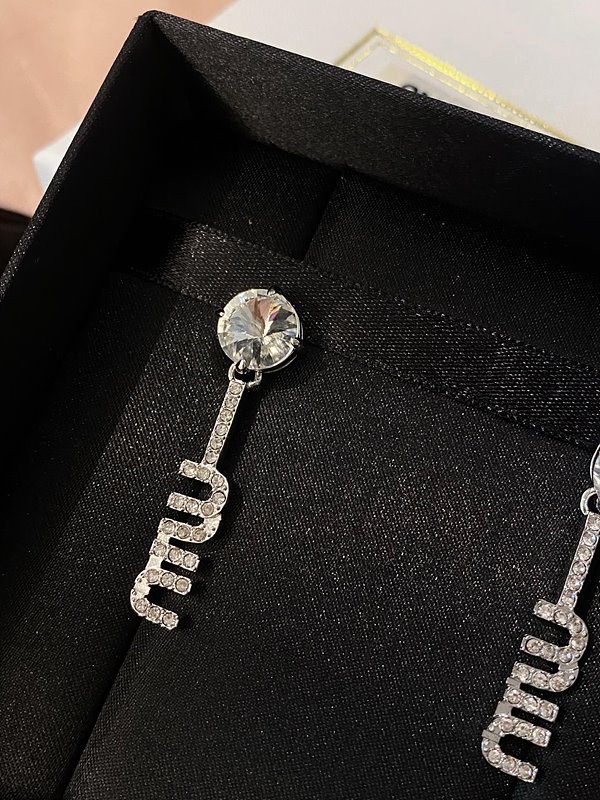 미우미우 크리스털 장식 메탈 귀걸이 [매장가 76만원대]