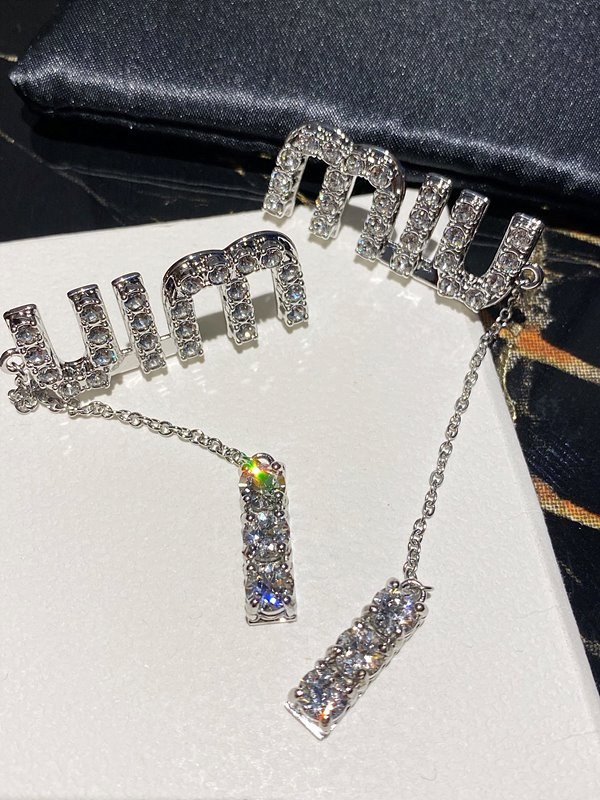 미우미우 크리스털 장식 펜던트 이어링 [매장가 86만원대]