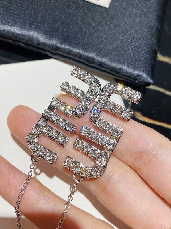 미우미우 크리스털 장식 펜던트 이어링 [매장가 86만원대]