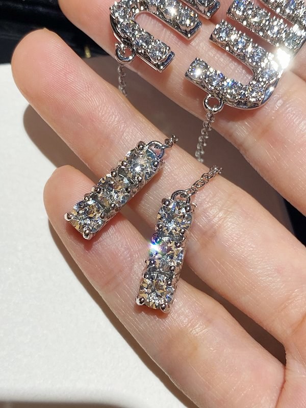 미우미우 크리스털 장식 펜던트 이어링 [매장가 86만원대]