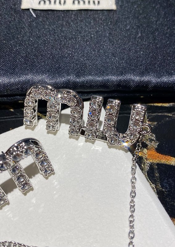 미우미우 크리스털 장식 펜던트 이어링 [매장가 86만원대]