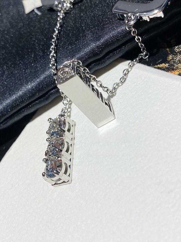 미우미우 크리스털 장식 펜던트 이어링 [매장가 86만원대]