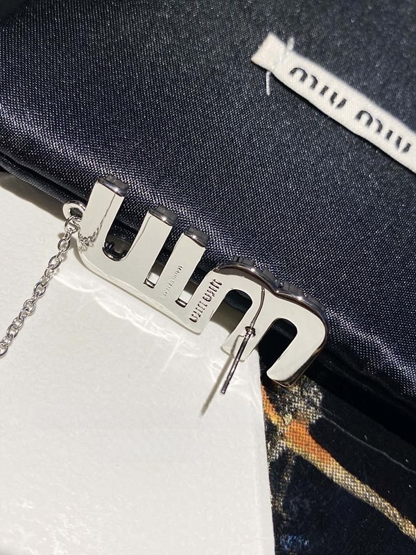 미우미우 크리스털 장식 펜던트 이어링 [매장가 86만원대]