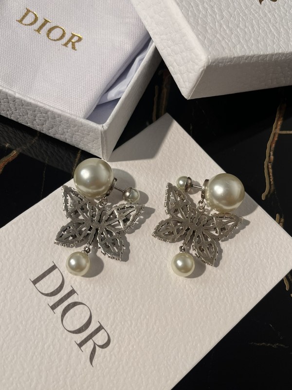 디올 나비 진주 귀걸이 [매장가 180만원대]