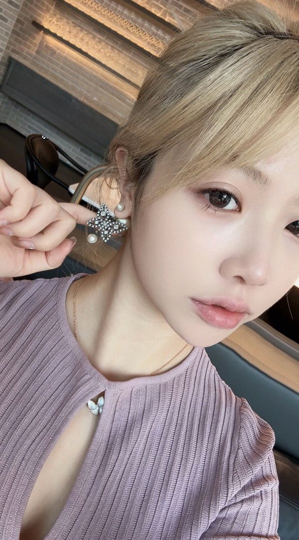 디올 나비 진주 귀걸이 [매장가 180만원대]