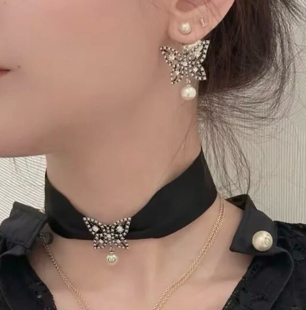 디올 나비 진주 귀걸이 [매장가 180만원대]