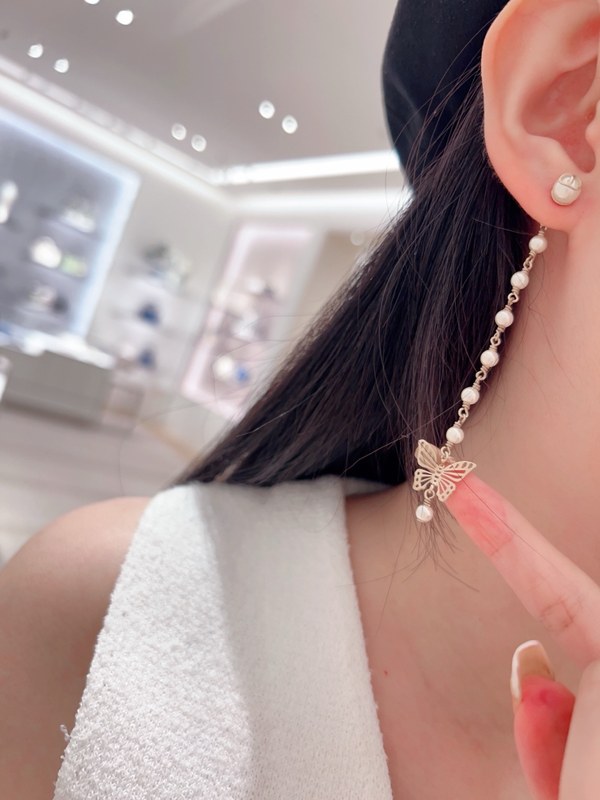 디올 롱 나비 귀걸이 [매장가 180만원대]