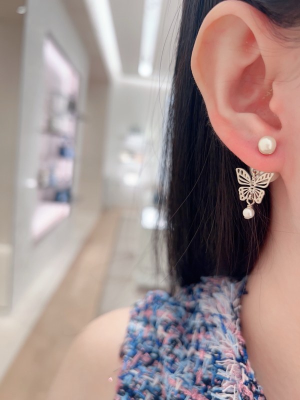 디올 나비 귀걸이 [매장가 180만원대]