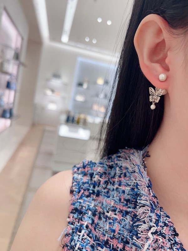 디올 나비 귀걸이 [매장가 180만원대]