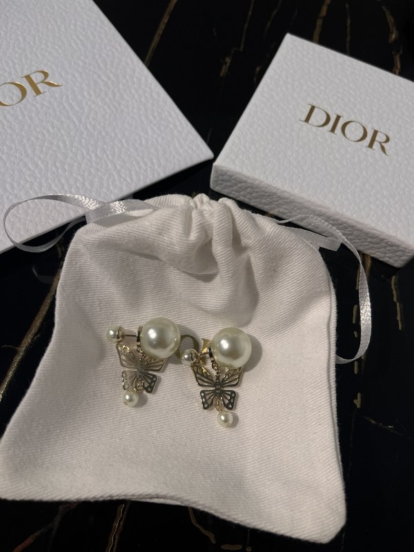 디올 나비 귀걸이 [매장가 180만원대]