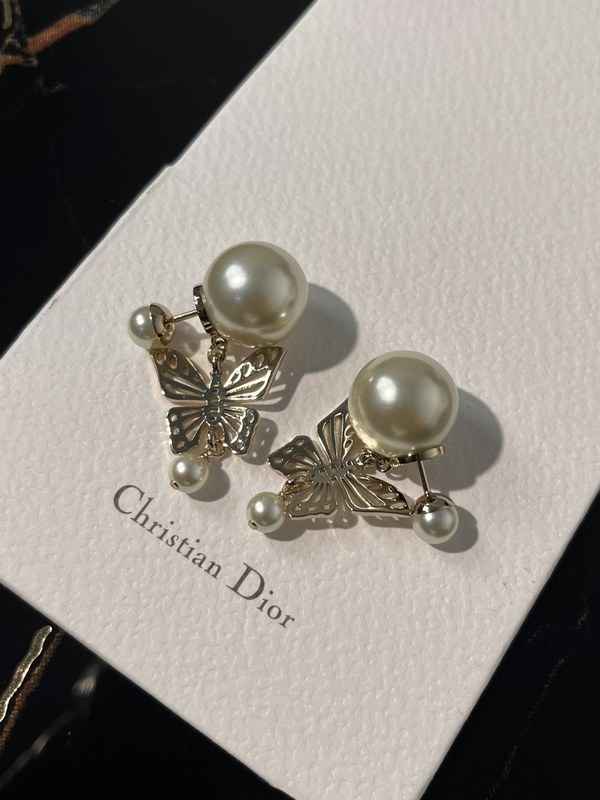 디올 나비 귀걸이 [매장가 180만원대]