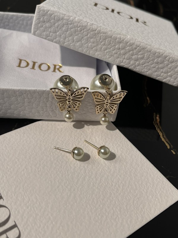 디올 나비 귀걸이 [매장가 180만원대]