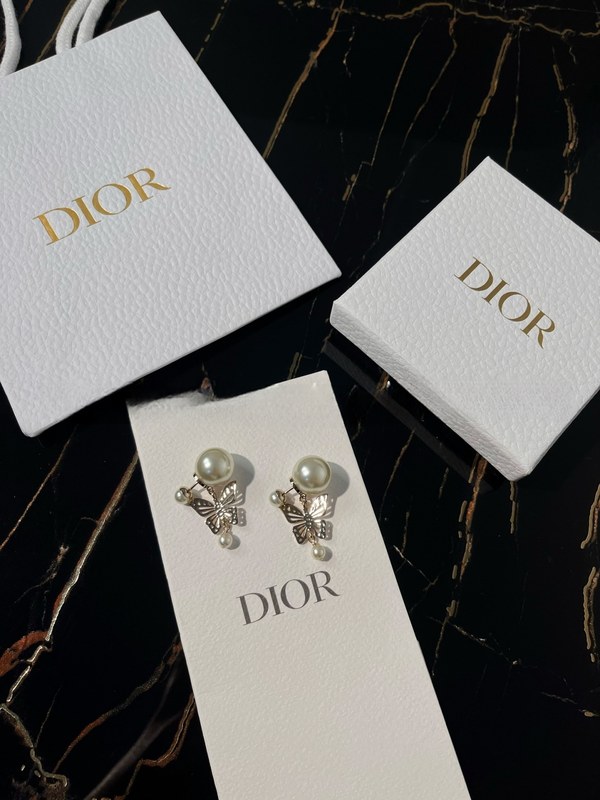 디올 나비 귀걸이 [매장가 180만원대]
