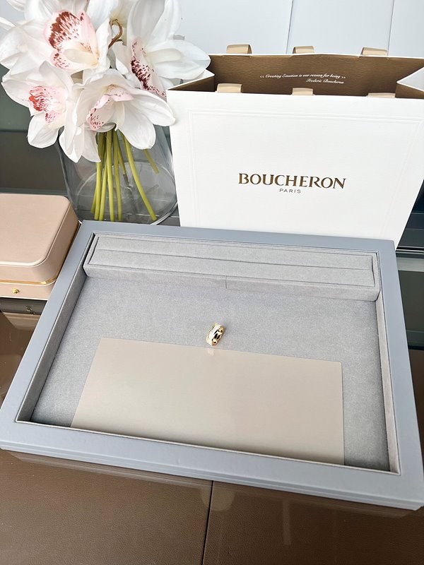 부쉐론 콰트로 화이트 에디션 스몰 링 [매장가 480만원대]