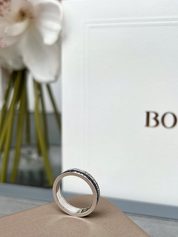 부쉐론 콰트로 블랙 에디션 웨딩 밴드 [매장가 762만원대]