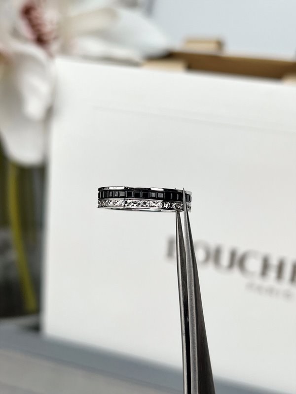 부쉐론 콰트로 블랙 에디션 웨딩 밴드 [매장가 762만원대]