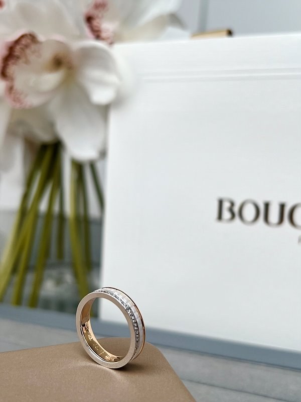 부쉐론 콰트로 화이트 에디션 웨딩 밴드 [매장가 678만원대]