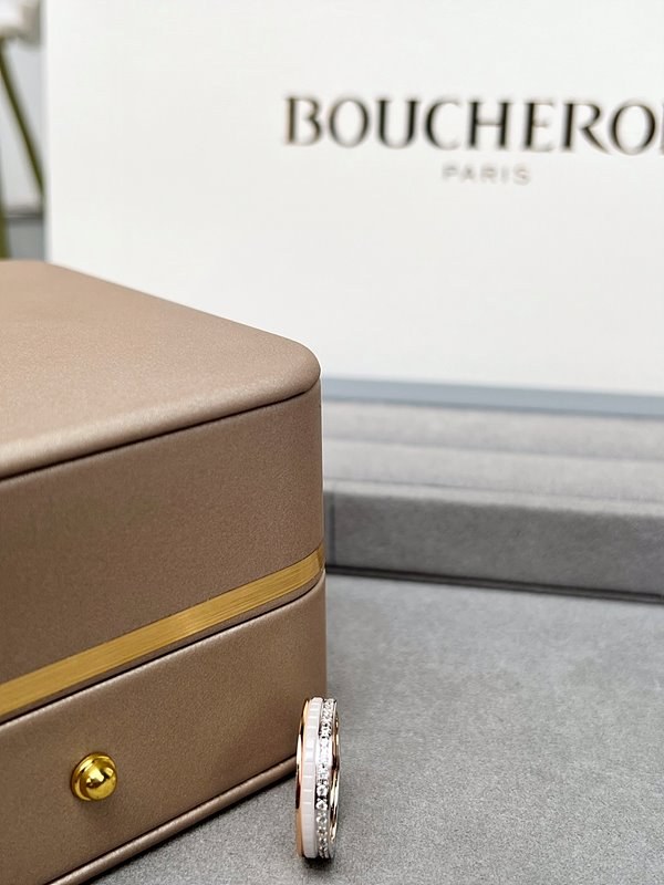 부쉐론 콰트로 화이트 에디션 웨딩 밴드 [매장가 678만원대]