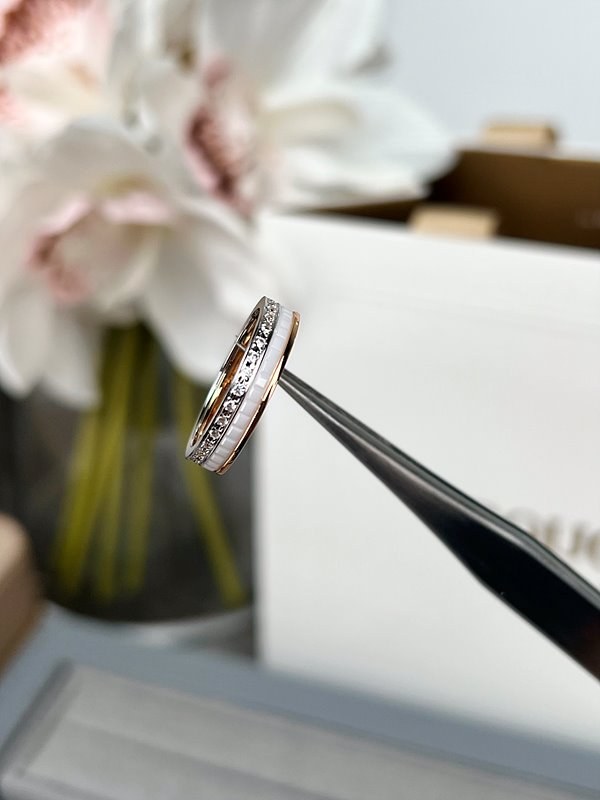 부쉐론 콰트로 화이트 에디션 웨딩 밴드 [매장가 678만원대]