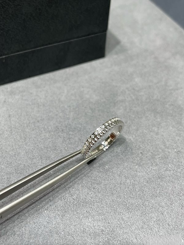 부쉐론 콰트로 레디언트 에디션 웨딩 밴드 2color [매장가 773만원대]