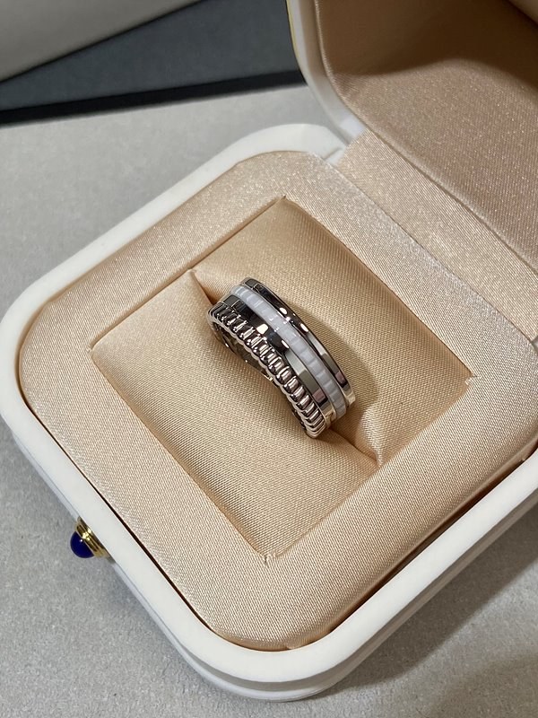 부쉐론 콰트로 더블 화이트 에디션 스몰링 [매장가 628만원대]