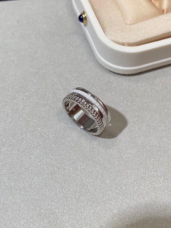 부쉐론 콰트로 더블 화이트 에디션 스몰링 [매장가 628만원대]