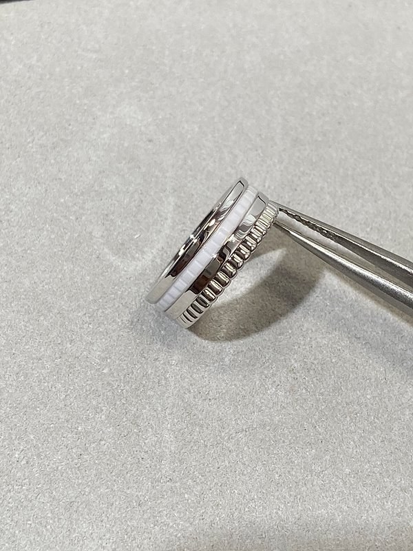 부쉐론 콰트로 더블 화이트 에디션 스몰링 [매장가 628만원대]