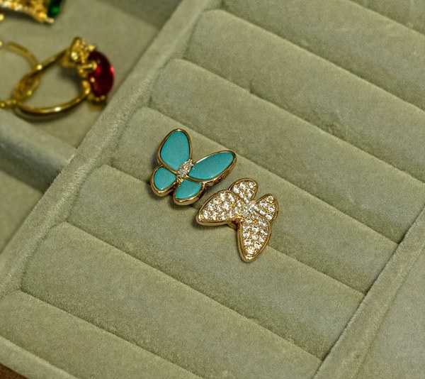 반클리프 투 버터플라이 비트윈 더 핑거 링