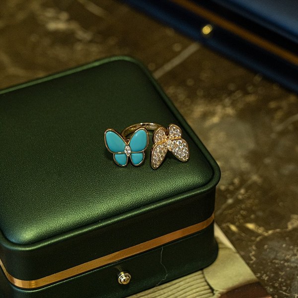 반클리프 투 버터플라이 비트윈 더 핑거 링