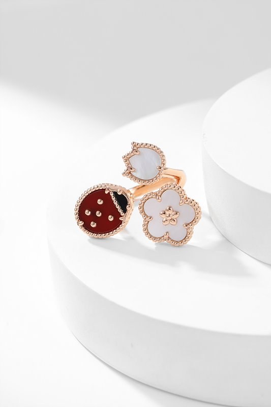 반클리프 럭키 스프링 비트윈 더 핑거 링 [매장가 945만원대]