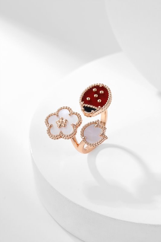 반클리프 럭키 스프링 비트윈 더 핑거 링 [매장가 945만원대]