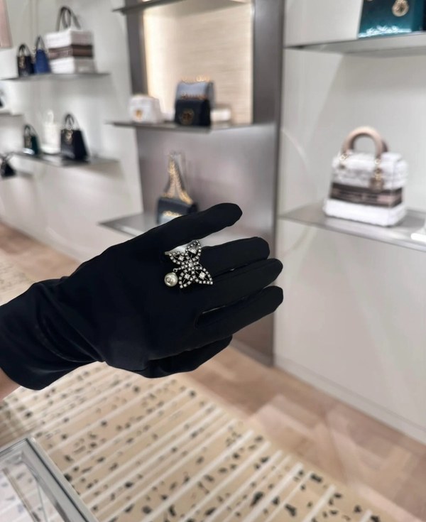 디올 나비 반지 [매장가 180만원대]