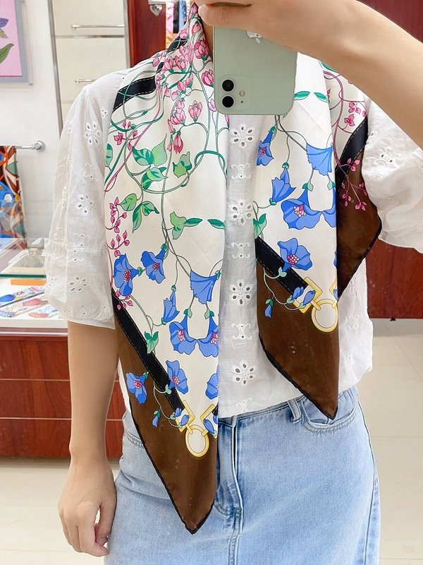 버버리 플로럴 프린트 스퀘어 스카프 2COLOR [매장가 260만원대]