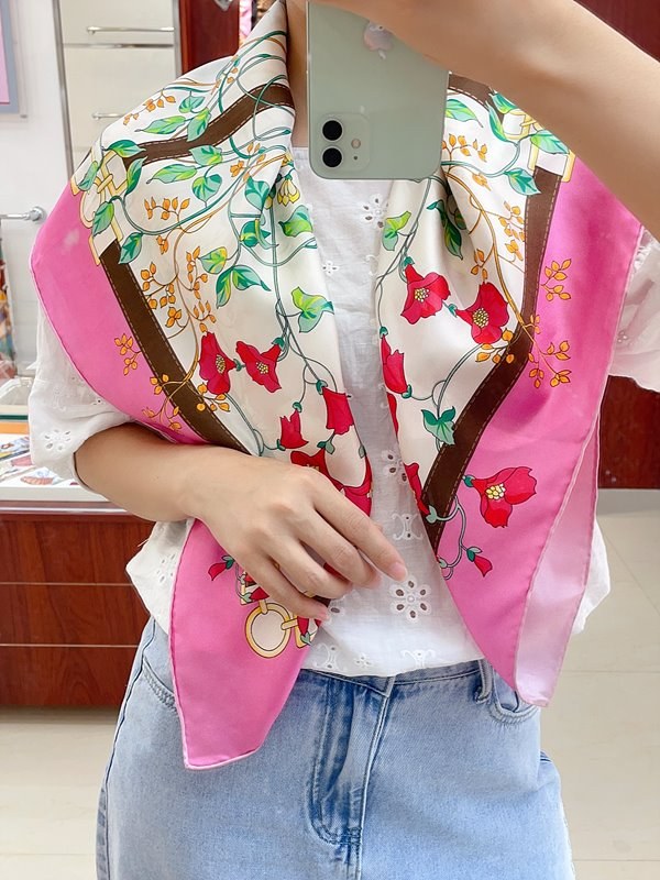 버버리 플로럴 프린트 스퀘어 스카프 2COLOR [매장가 260만원대]