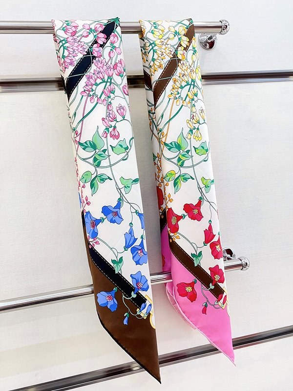 버버리 플로럴 프린트 스퀘어 스카프 2COLOR [매장가 260만원대]