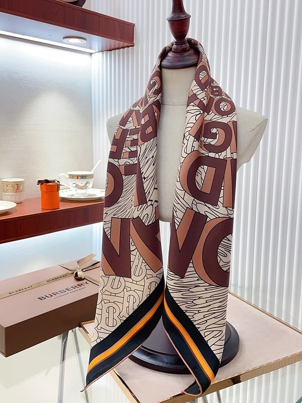버버리 플로럴 스퀘어 스카프 [매장가 260만원대]