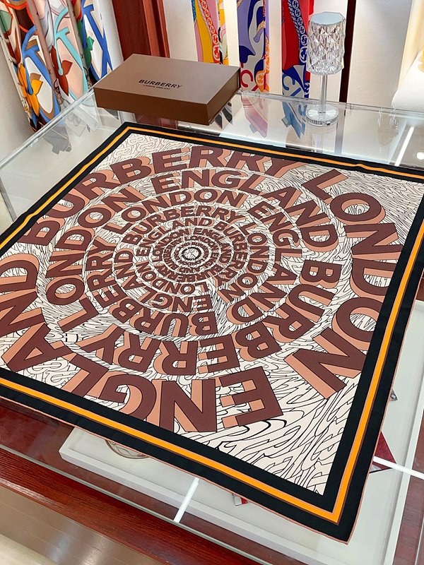 버버리 플로럴 스퀘어 스카프 [매장가 260만원대]