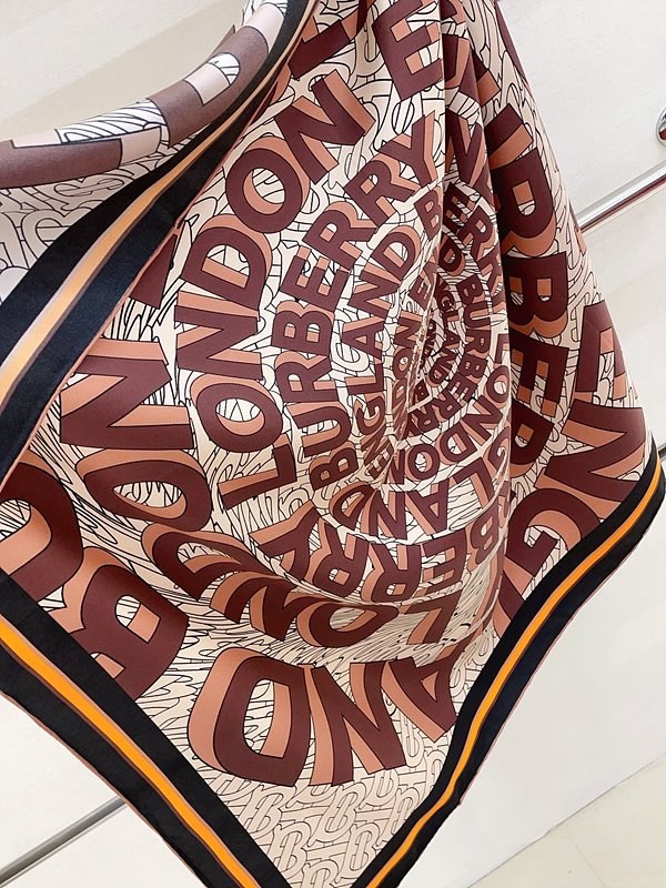 버버리 플로럴 스퀘어 스카프 [매장가 260만원대]